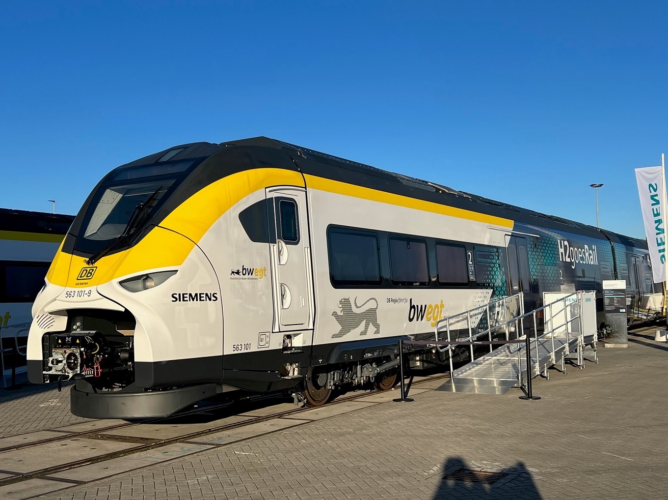Ballard powered Siemens MIREO PLUS H2 